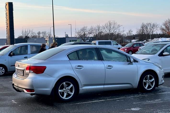 Grå Toyota Avensis fra 2012