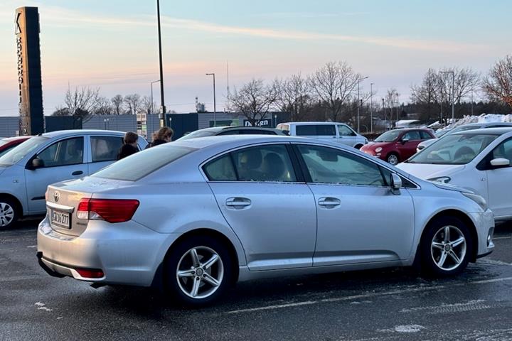 Grå Toyota Avensis fra 2012