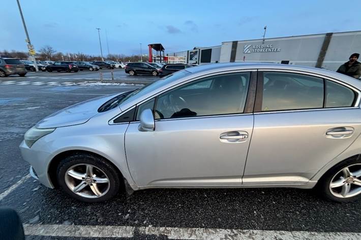 Grå Toyota Avensis fra 2012