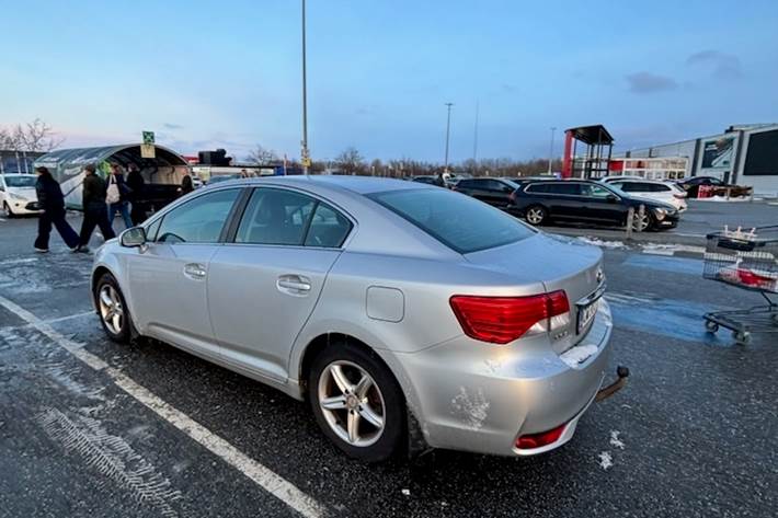 Grå Toyota Avensis fra 2012