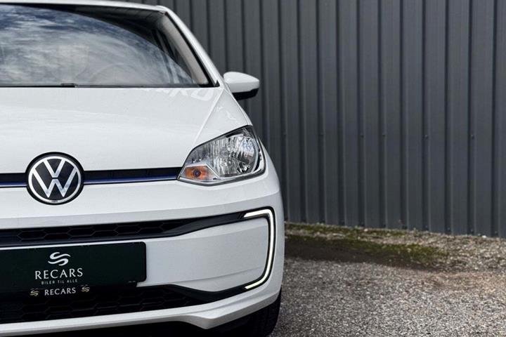 Hvid VW E-UP! fra 2022 set udefra