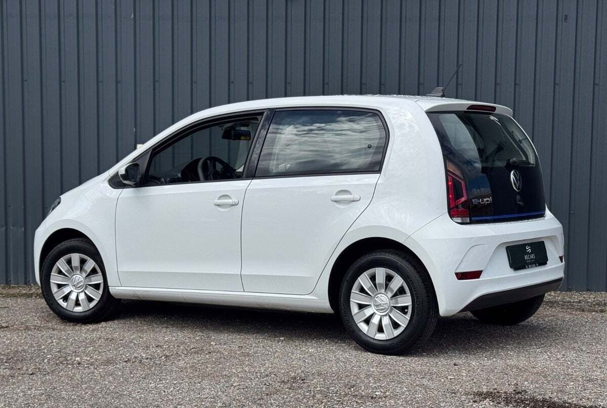 Hvid VW E-UP! fra 2022 set udefra