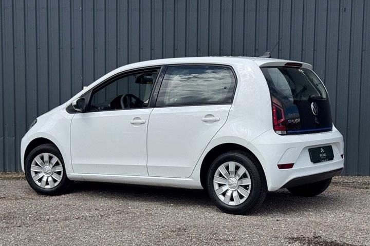 Hvid VW E-UP! fra 2022 set udefra