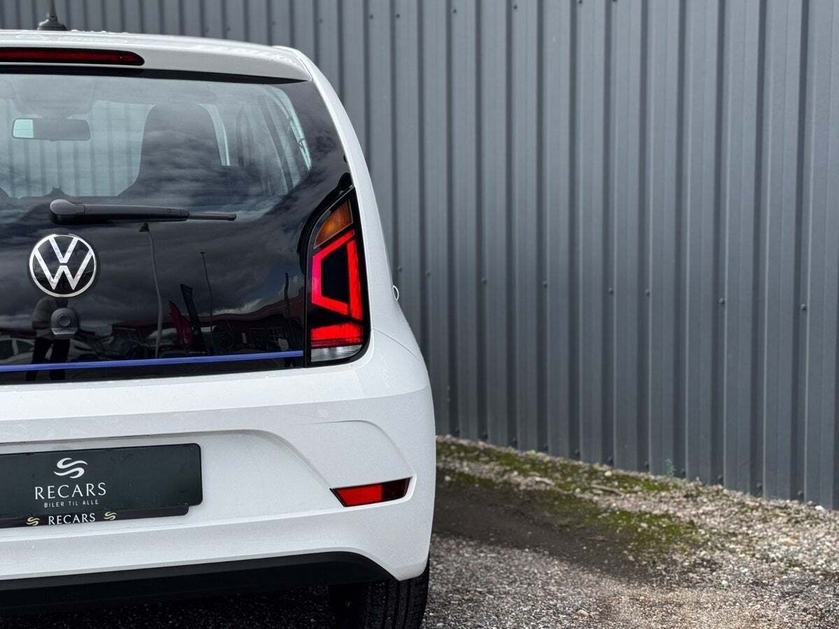 Hvid VW E-UP! fra 2022 set udefra