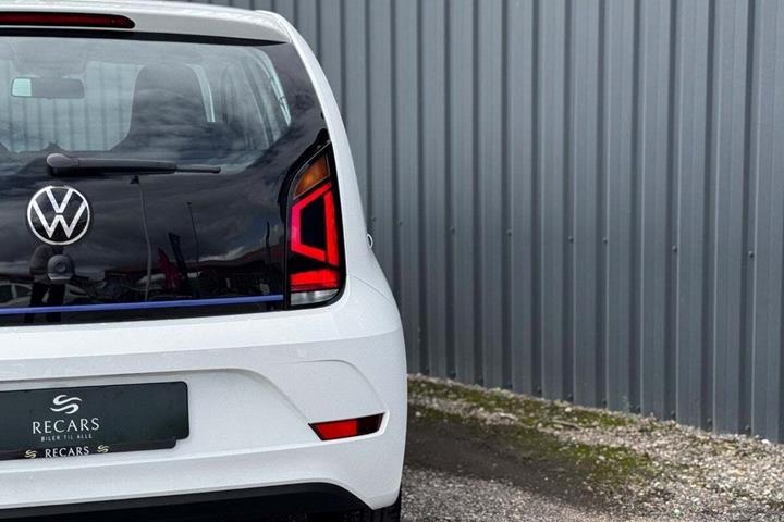 Hvid VW E-UP! fra 2022 set udefra