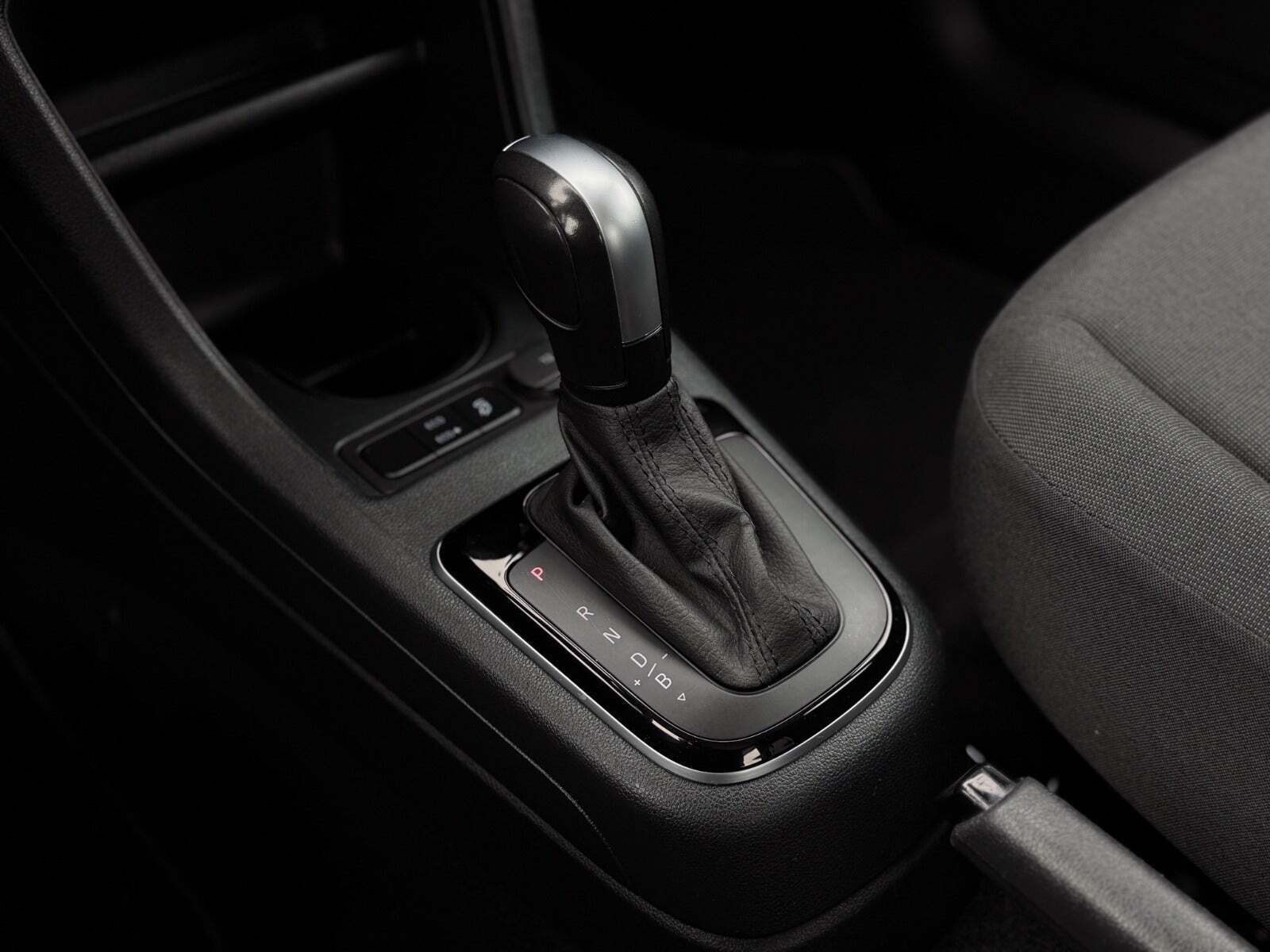 Hvid VW E-UP! fra 2022 set indefra