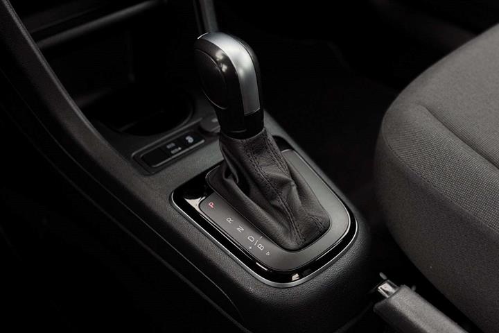 Hvid VW E-UP! fra 2022 set indefra