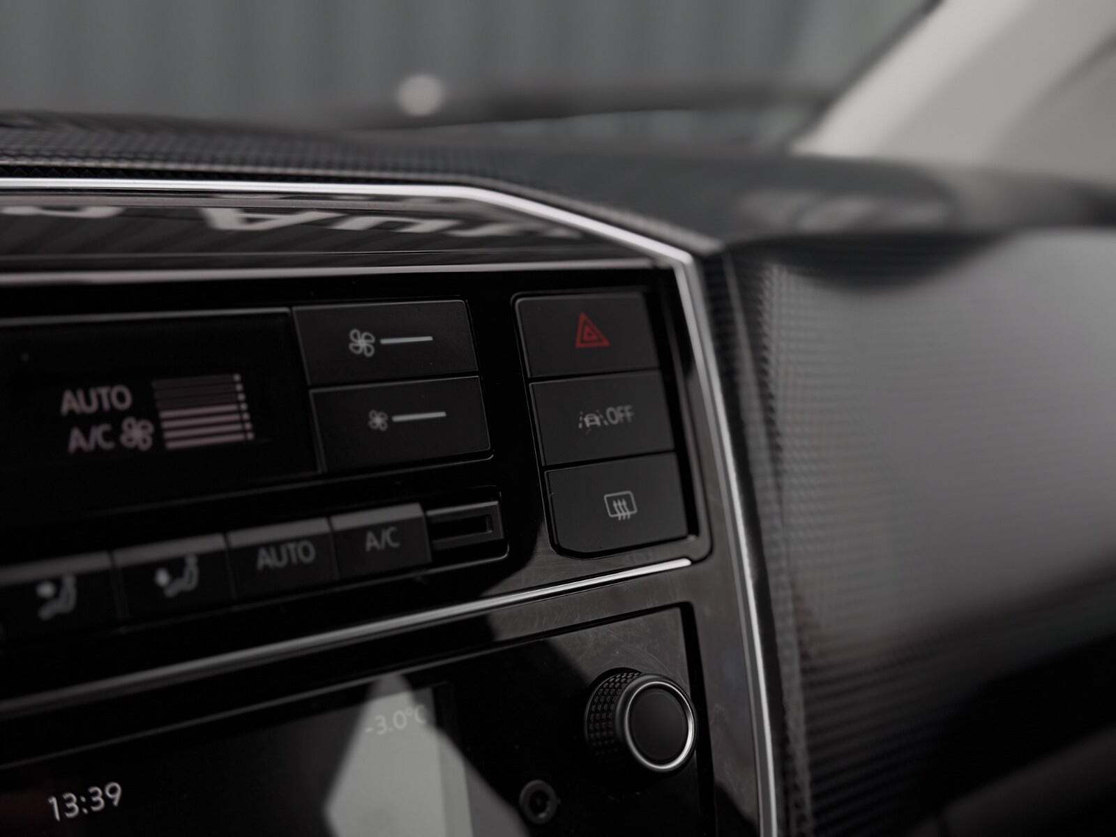 Hvid VW E-UP! fra 2022 set indefra