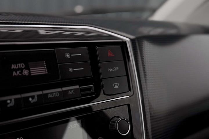 Hvid VW E-UP! fra 2022 set indefra
