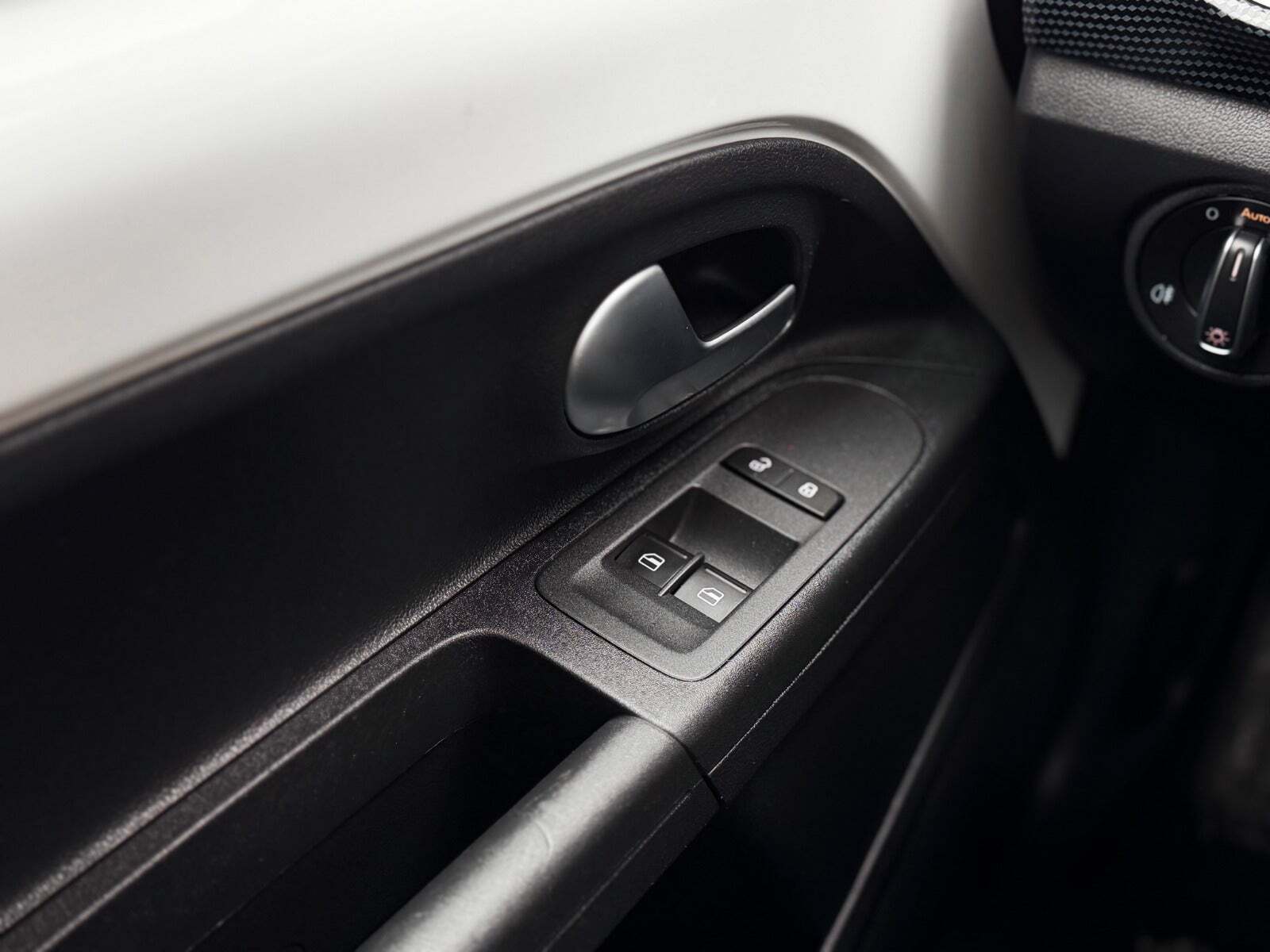 Hvid VW E-UP! fra 2022 set indefra