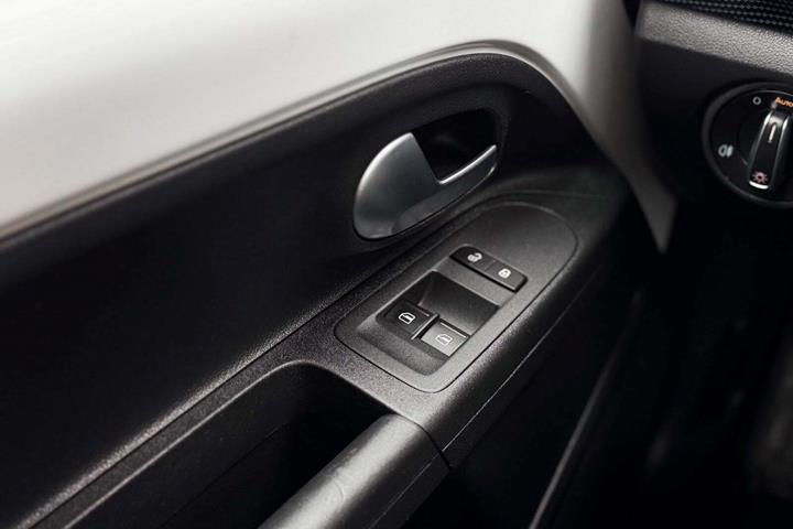 Hvid VW E-UP! fra 2022 set indefra