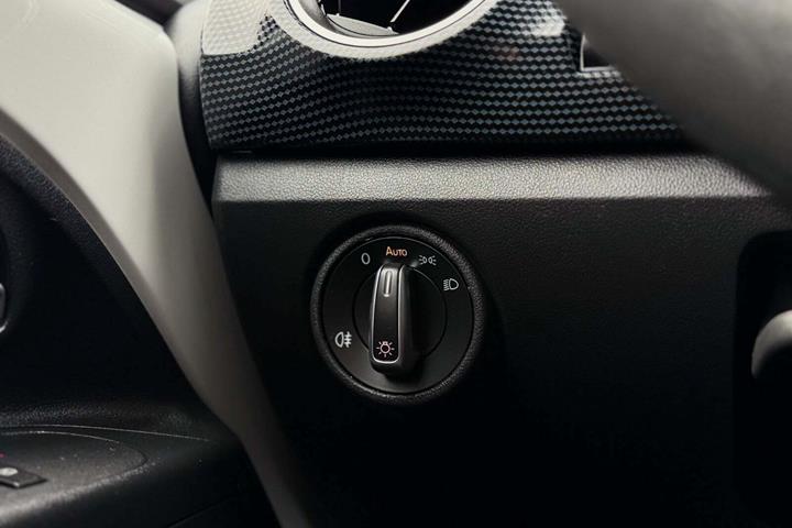 Hvid VW E-UP! fra 2022 set indefra