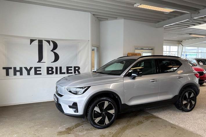 Sølv Volvo XC40 fra 2024 set udefra