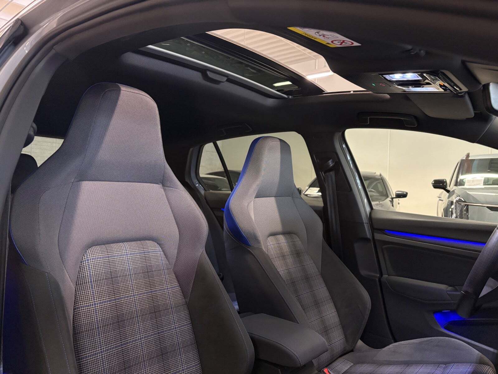 Grå VW Golf VIII fra 2020