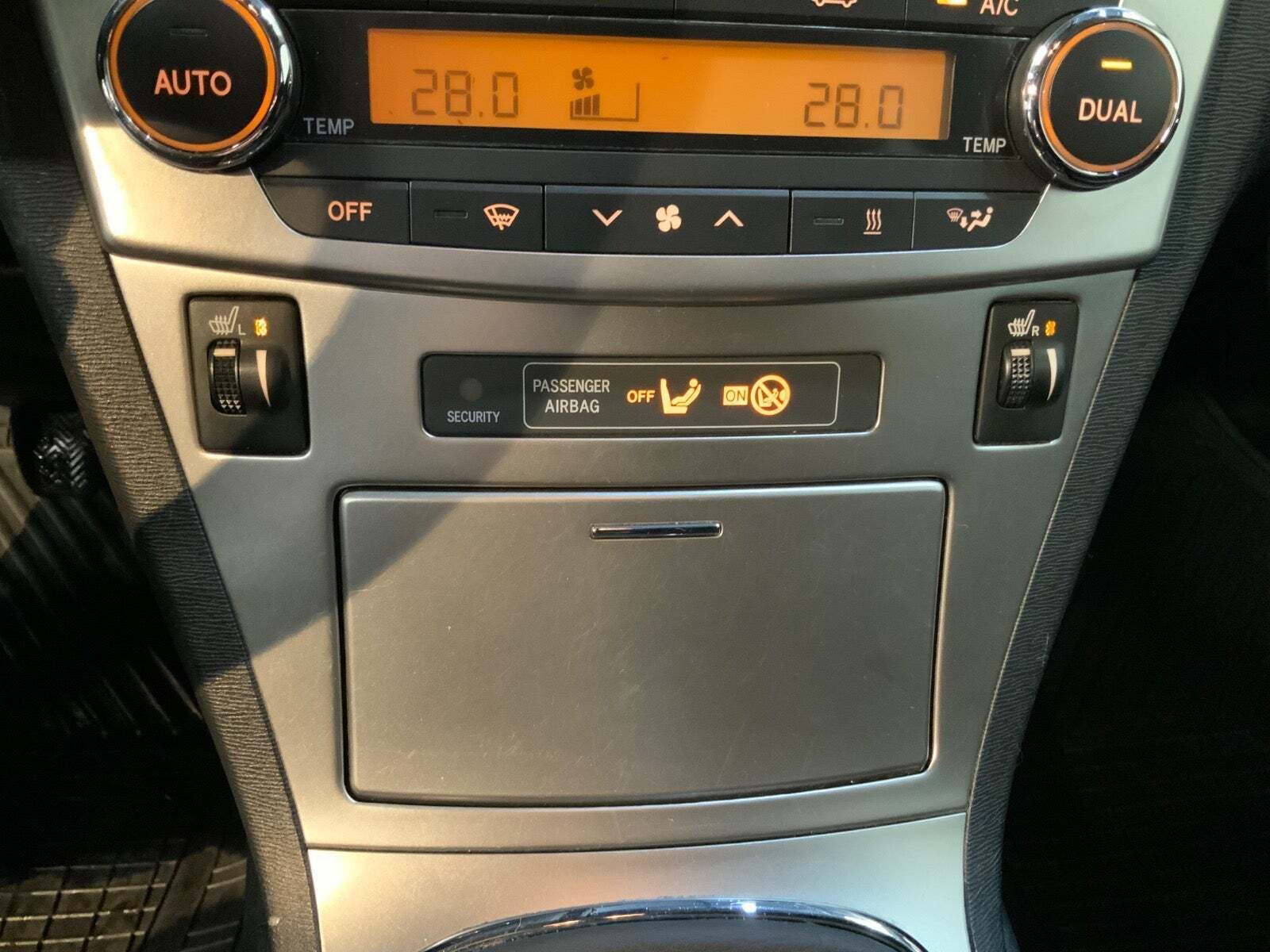 Grå Toyota Avensis fra 2012