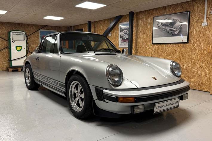 Sølv Porsche 911 fra 1977 set udefra