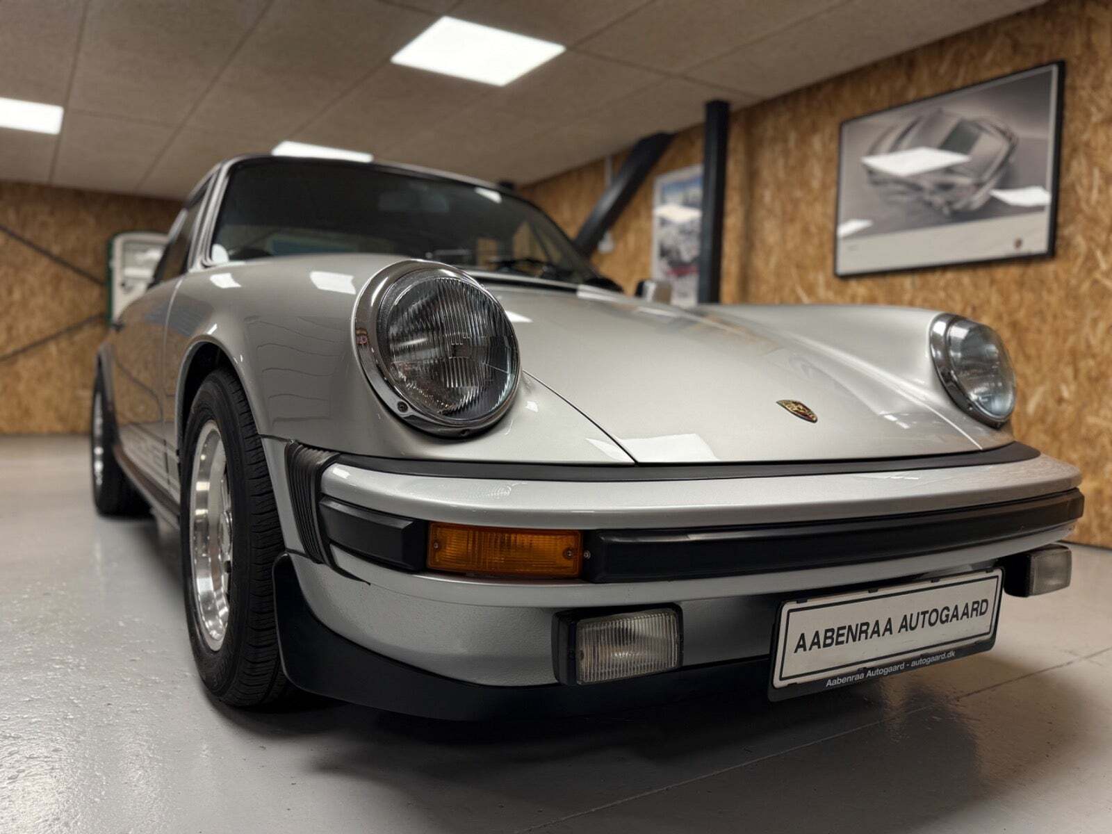 Sølv Porsche 911 fra 1977
