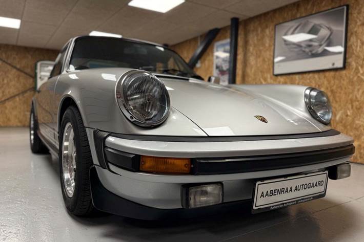 Sølv Porsche 911 fra 1977