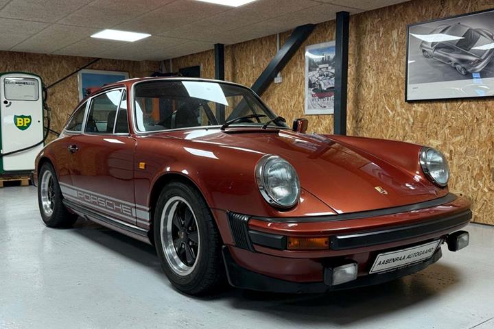 Brun Porsche 911 fra 1977 set udefra