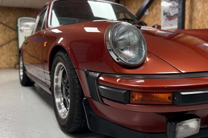 Brun Porsche 911 fra 1977