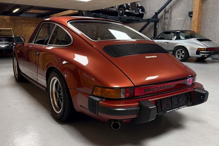 Brun Porsche 911 fra 1977