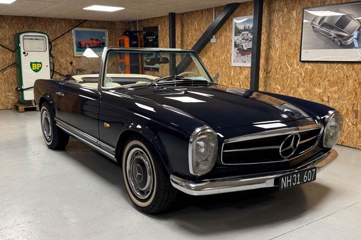 Blå Mercedes 230 SL fra 1967 set udefra