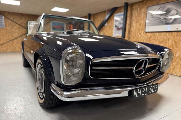 Blå Mercedes 230 SL fra 1967 set udefra