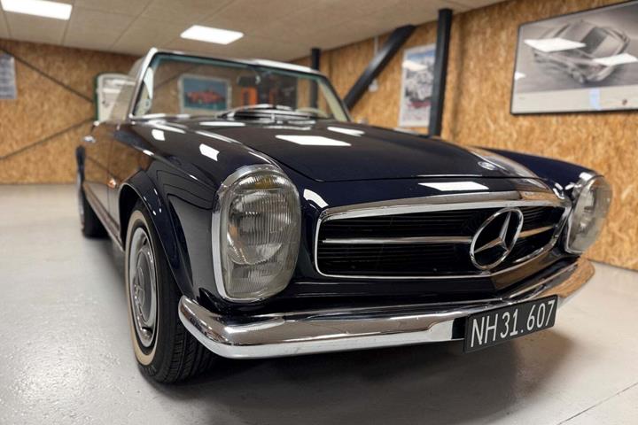 Blå Mercedes 230 SL fra 1967 set udefra