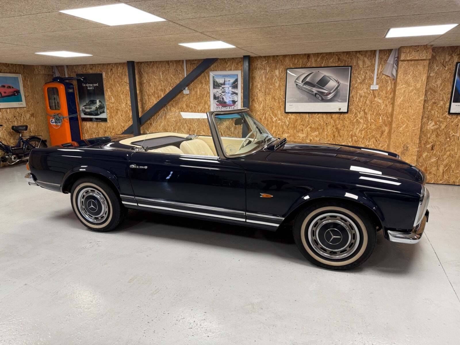 Blå Mercedes 230 SL fra 1967 set udefra