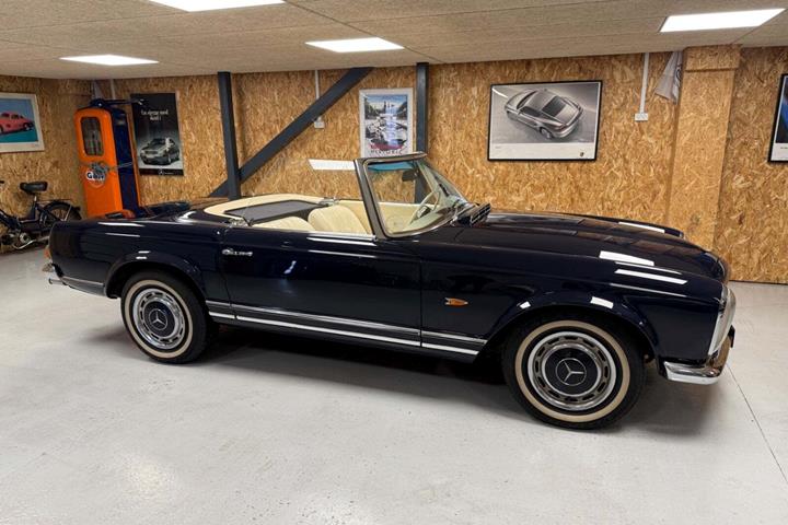 Blå Mercedes 230 SL fra 1967 set udefra
