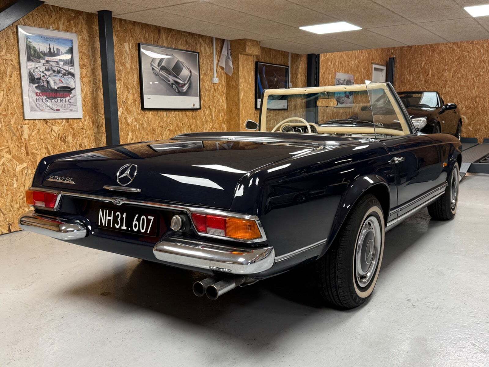 Blå Mercedes 230 SL fra 1967 set udefra