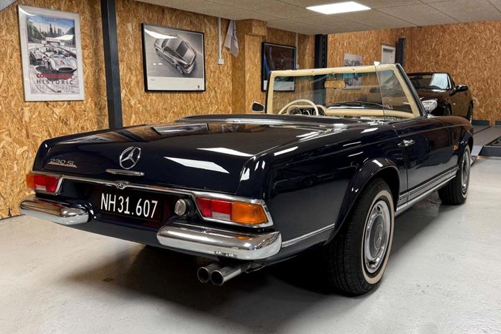 Blå Mercedes 230 SL fra 1967 set udefra