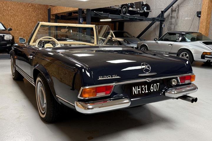 Blå Mercedes 230 SL fra 1967 set udefra