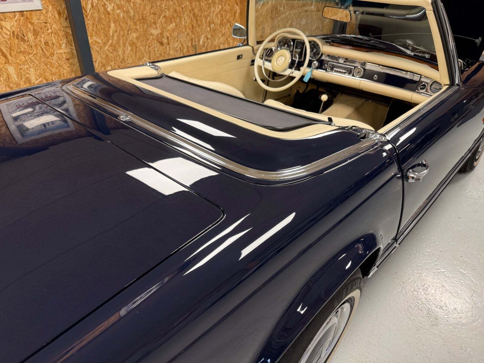 Blå Mercedes 230 SL fra 1967 set indefra