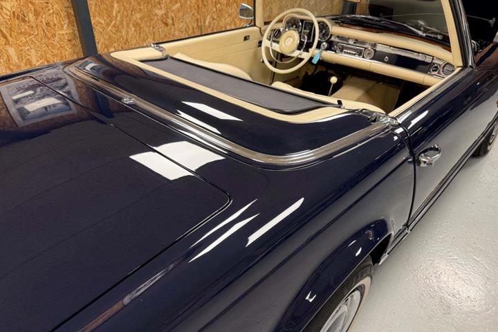 Blå Mercedes 230 SL fra 1967 set indefra