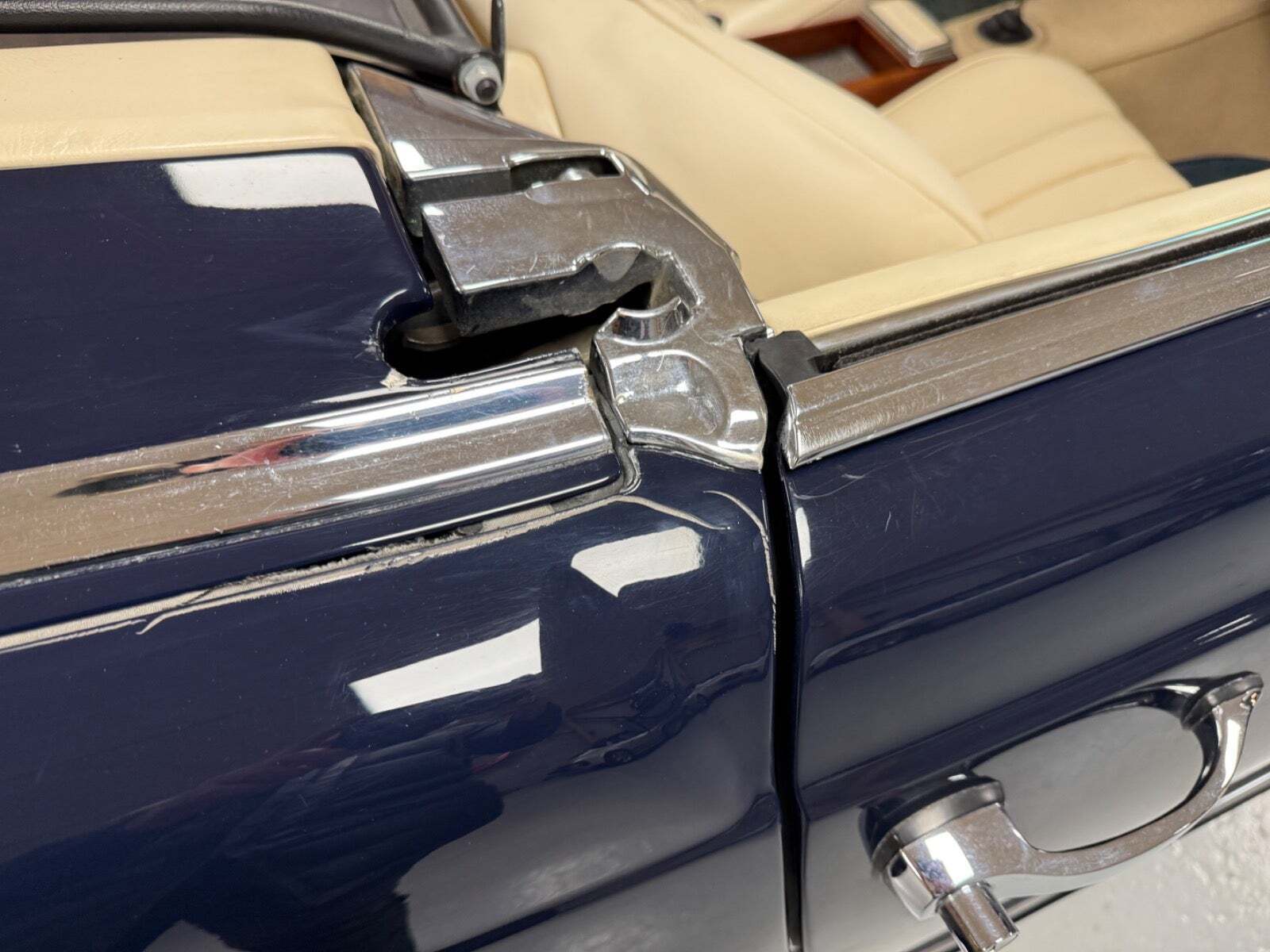 Blå Mercedes 230 SL fra 1967 set indefra