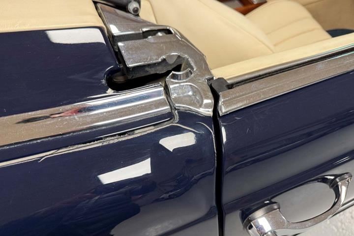 Blå Mercedes 230 SL fra 1967 set indefra