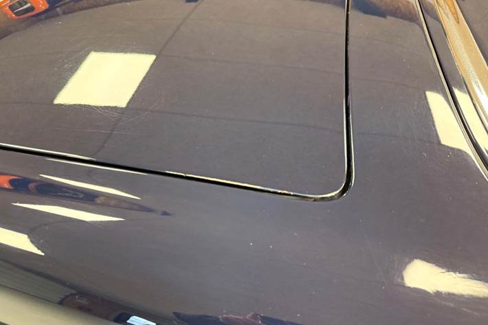 Blå Mercedes 230 SL fra 1967 set udefra