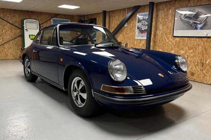 Blå Porsche 911 fra 1971 set udefra