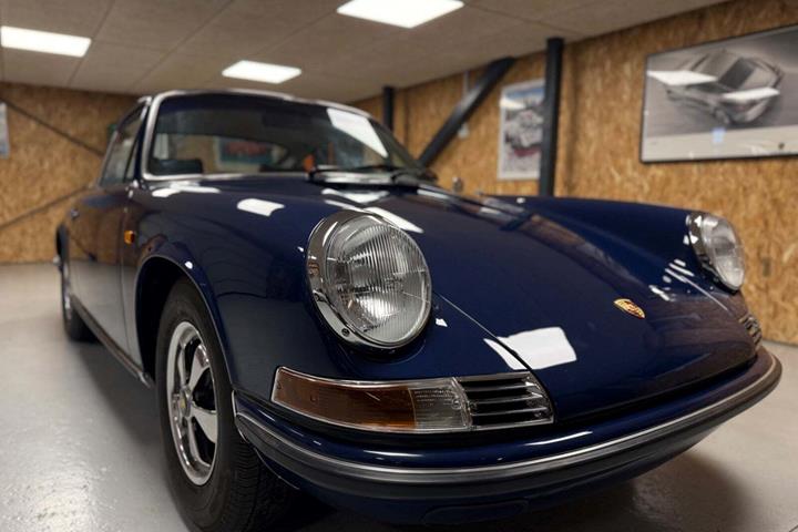 Blå Porsche 911 fra 1971 set udefra