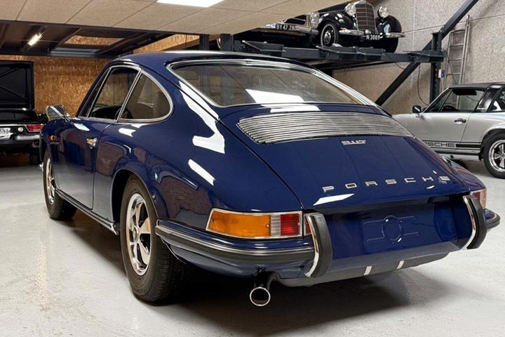 Blå Porsche 911 fra 1971 set udefra