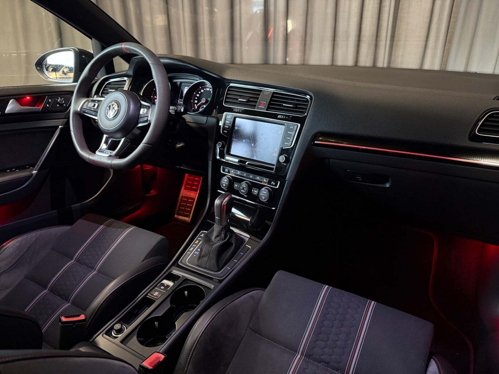 Grå VW Golf VII fra 2016