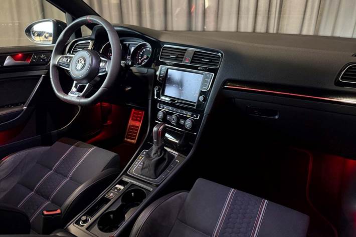 Grå VW Golf VII fra 2016