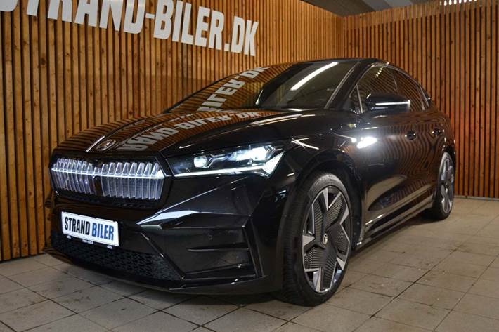 Sort Skoda Enyaq fra 2023 set udefra