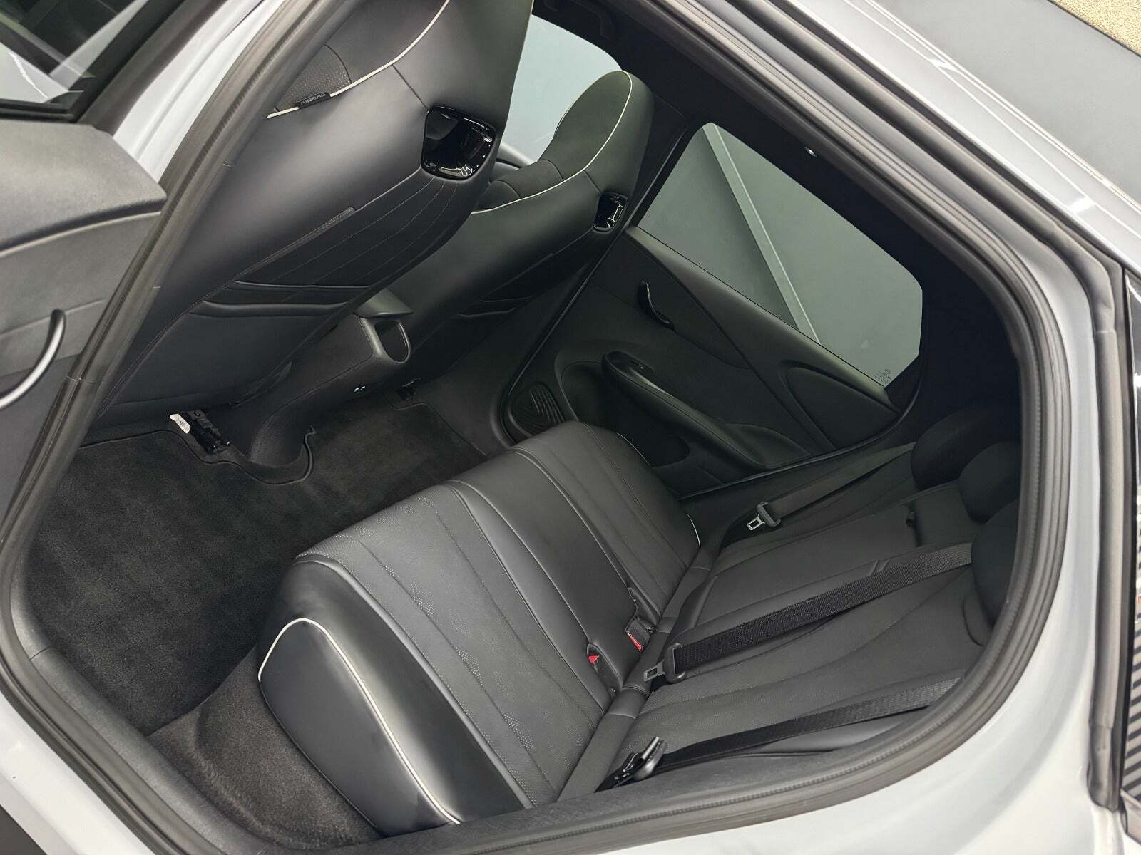 Hvid BYD Dolphin fra 2024 set indefra