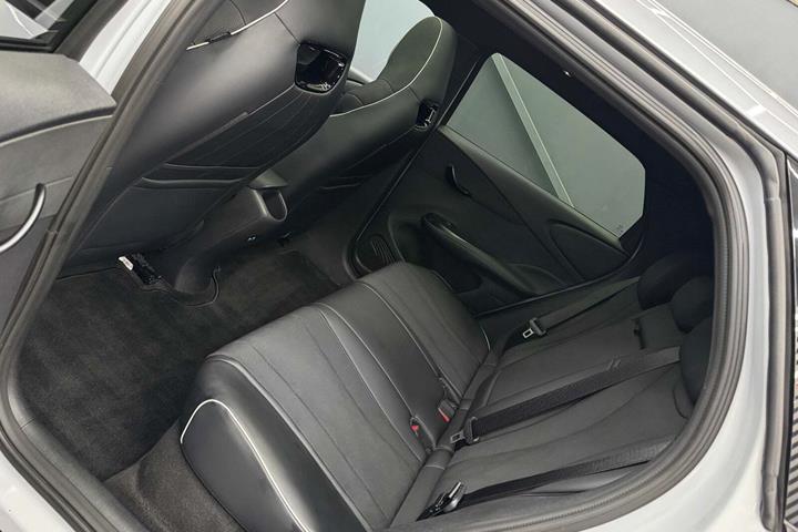 Hvid BYD Dolphin fra 2024 set indefra