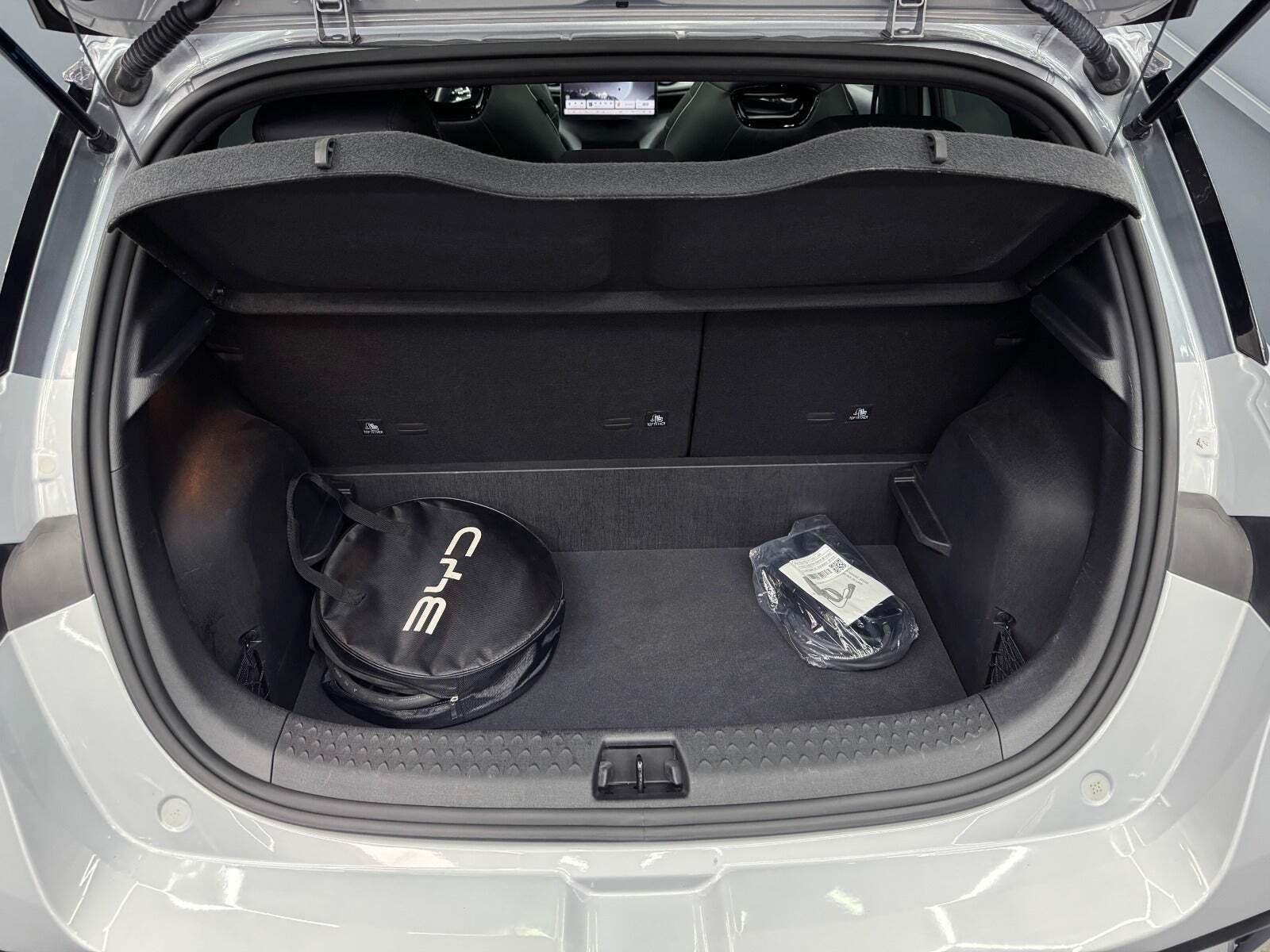 Hvid BYD Dolphin fra 2024 set udefra