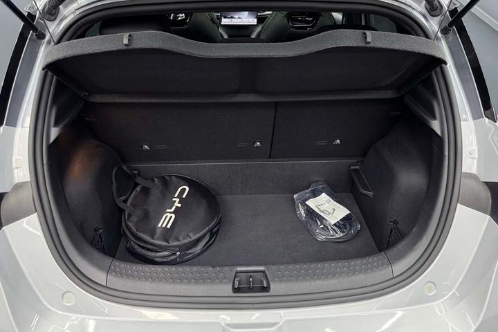 Hvid BYD Dolphin fra 2024 set udefra