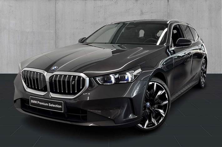 Grå BMW i5 fra 2025 set udefra