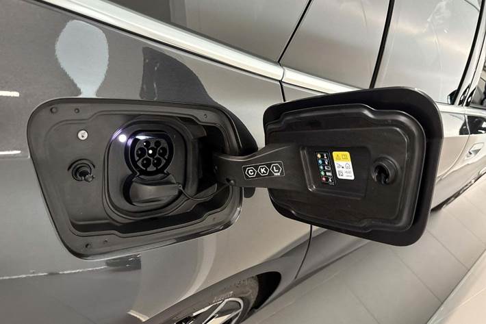 Grå BMW i5 fra 2025